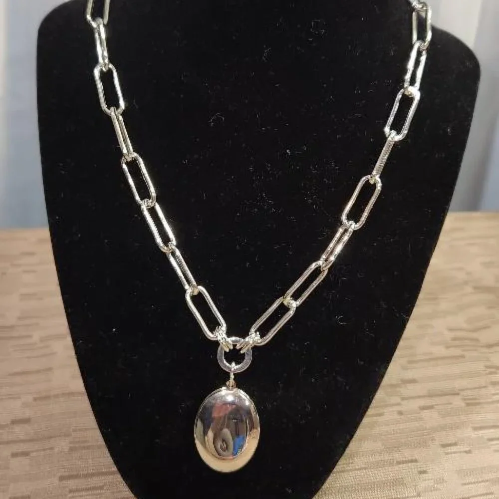 On 34th Pave Star Oval Locket Pendant Necklace Silver-toned - Picture 2 of 6